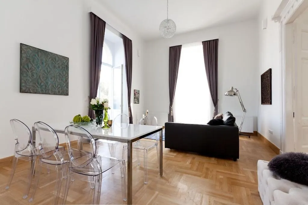Bakats Ter Apartment With Balcony Overlooking Church Square Budapešť