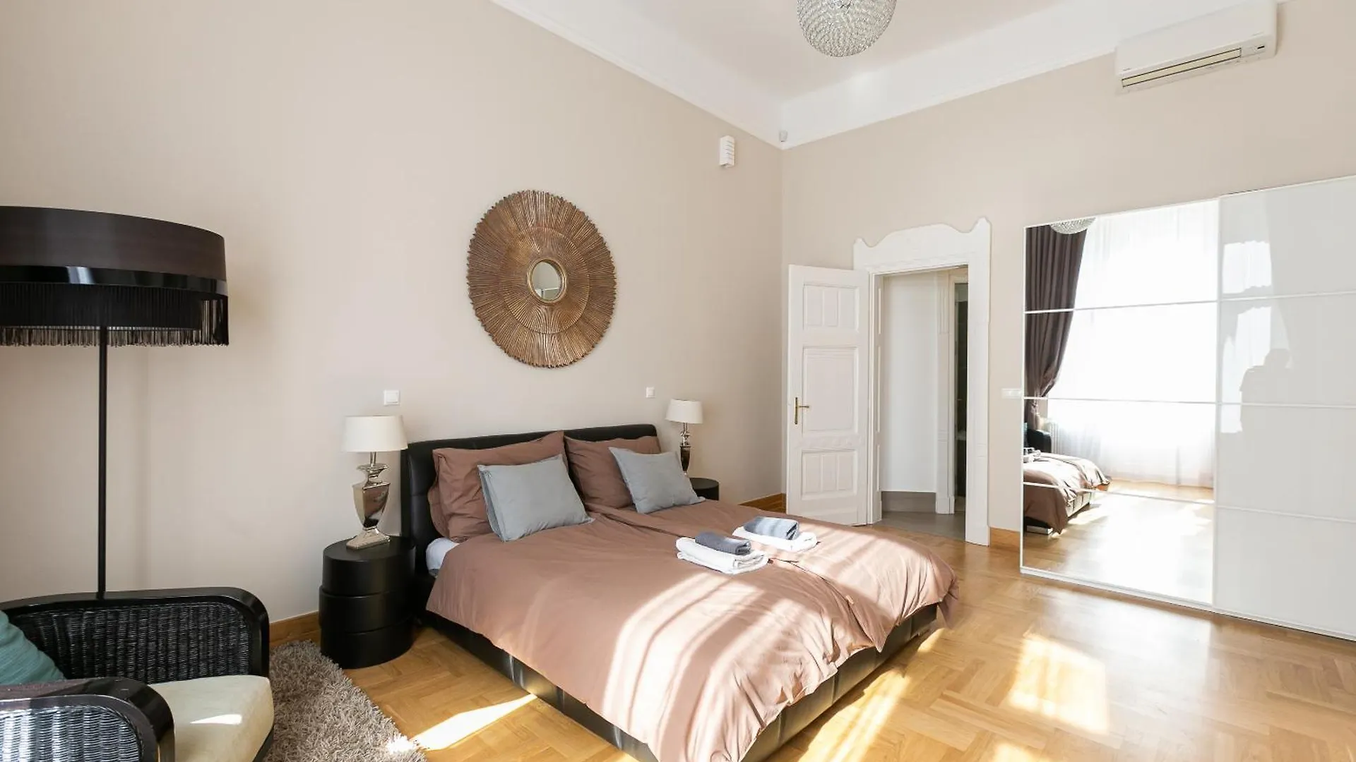 Bakats Ter Apartment With Balcony Overlooking Church Square Budapešť